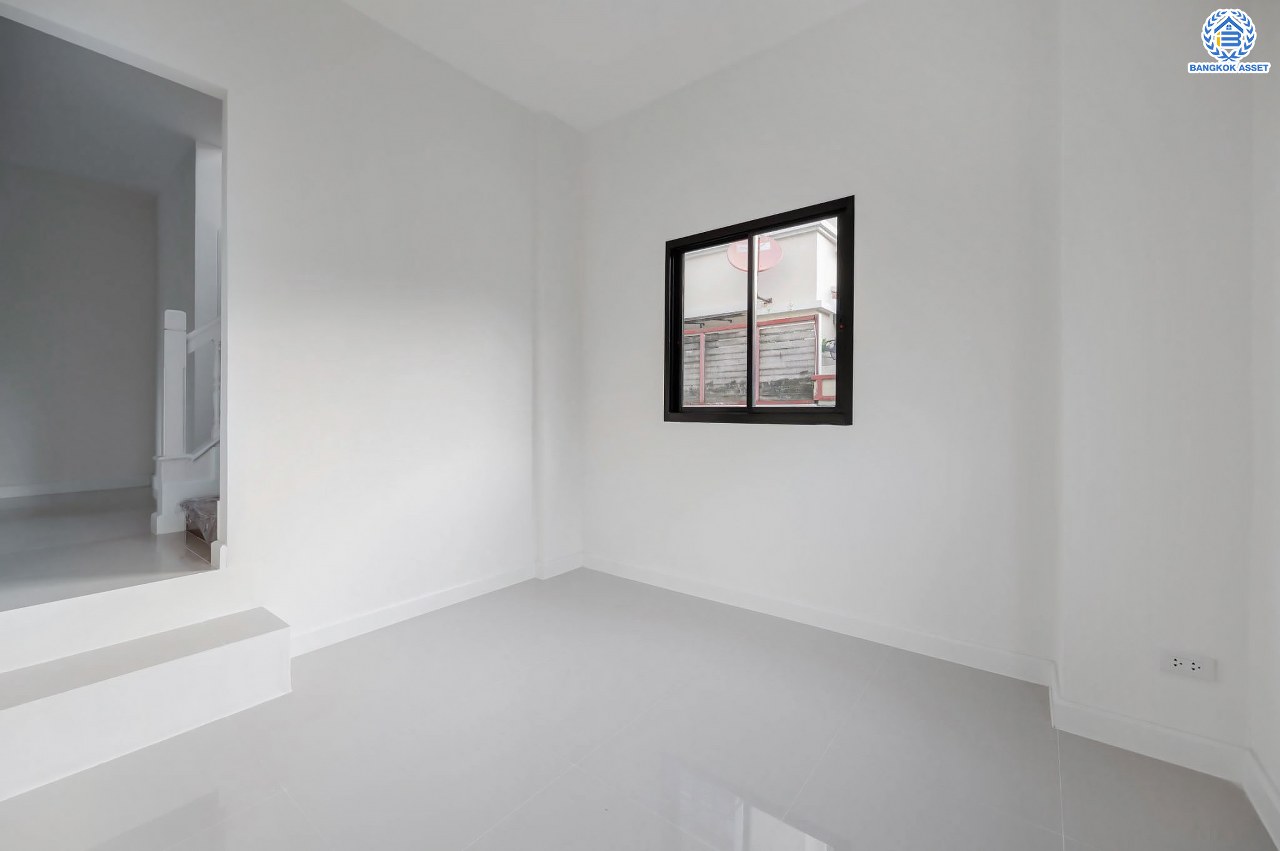 บ้านเดี่ยวมือสอง โครงการ ศศิธร บางบอน3 รองรับทุกความสุข เนื้อที่ 53.7 ตร.ว. ฟังก์ชัน 3 ห้องนอน 2 ห้องน้ำ 1 ห้องอเนกประสงค์ จอดรถได้ 2 คัน บนทำเลใกล้รถไฟฟ้าสายสีน้ำเงิน "สถานีหลักสอง" และจุดขึ้นทางด่วน "พระราม2" และ The Mall บางแค...